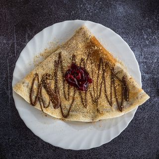 Palačinka sa nutelom, plazmom i višnjama