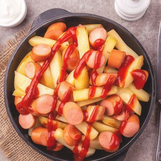 Patatas fritas y salchicha