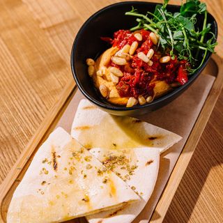 Humus cu nuci de cedru si rosii zvantate