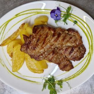 Ceafă de porc la grătar cu cartofi aurii