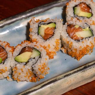 Uramaki De Salmón, Aguacate, Pepino Y Tobiko (8 Pzs.)
