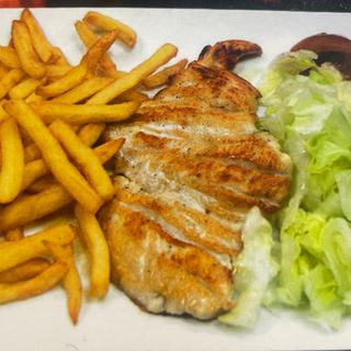 81. Pechuga De Pollo Con Patatas Fritas Y Ensalada
