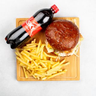 Cheeseburger, pomfrit i piće po izboru