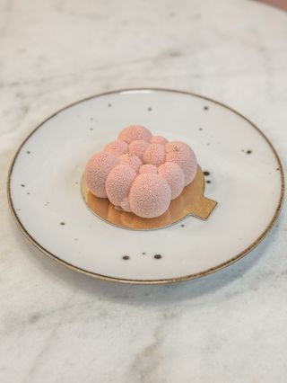 Monoporcja kokos z mango i owocami lasu 