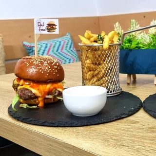 Hot Devil Burger ( cartofi + sos)