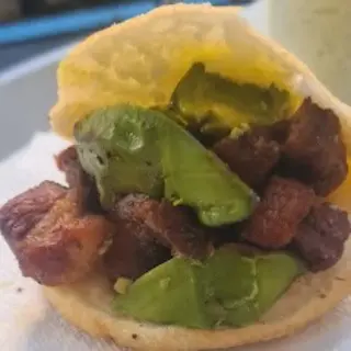 Arepa Con Chicharrón De Cerdo