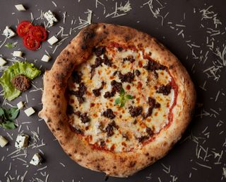 პიცა ბოლონეზე ნაპოლიტანური