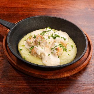 Chifteluţe în sos cremos cu piure de cartofi 