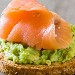 Tartine De Saumon Fumé & Crème Cheese Aux Herbes Et Avocat