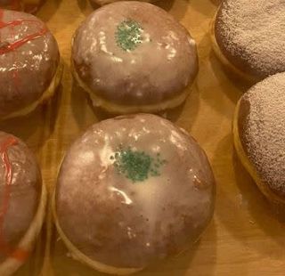 Pączek z nadzieniem agrestowym