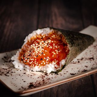 Temaki Salmón Picante (1 pza.)