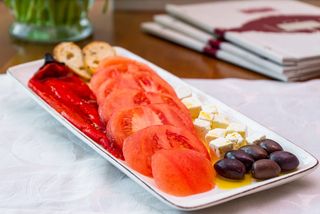 Домати, краставици, печени чушки, краве сирене, маслини, червен лук (300г)