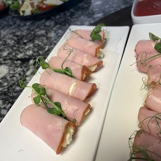 Рулетики з копченим баликом та м’яким сиром (250г)