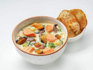 Вершковий суп з лососем та мідіями