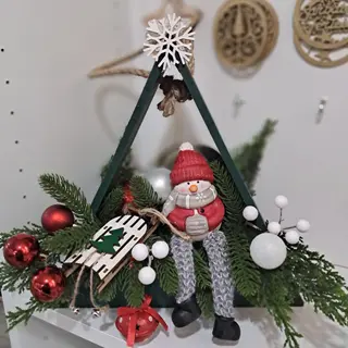Aranjament cutie lemn și figurină 