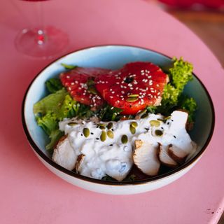 Салат з карамелізованим грейпфрутом і курячим стегном на грилі