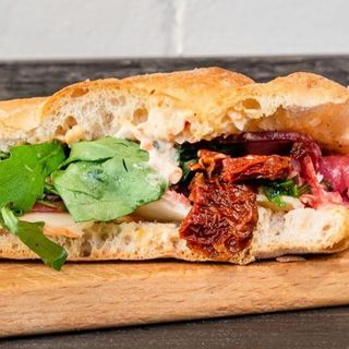 Schiacciata cotto, burrata, pomodori, insalata