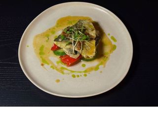 Філе дорадо з овочами у винному соусі (285g)