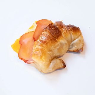 Medialuna de lomito & cheddar
