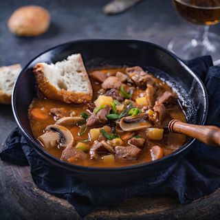 Vinski gulaš s kruhom