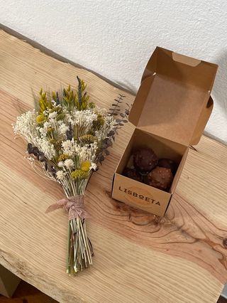 Caixa Lisboeta - 6 Lisboetas + Flores