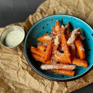 Батат фрі з часниковим соусом (150/30 г.)