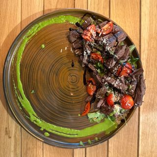 skirt de vită cu cartofi prăjiți și sos cheddar