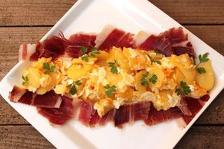 REVUELTO DE JAMÓN IBÉRICO Y QUESO CURADO