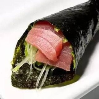 67. Temaki De Atún Con Aguacate