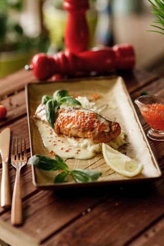 Семга под икорно-сливочным соусом