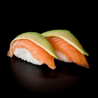 Nigiri de salmón y aguacate (2 uds.) 