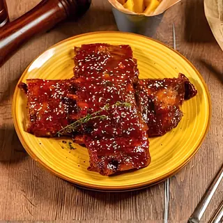 Coaste de porc cu sos african si cartofi prajiti/wedges