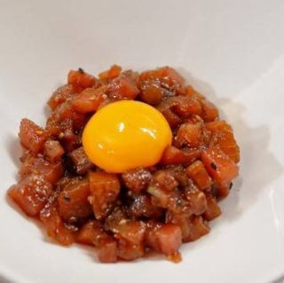 Huevo Rotos con Tartar de Atún