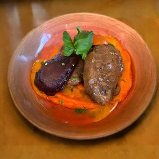 Carrilleras Con Parmentier Y Pera Al Vino