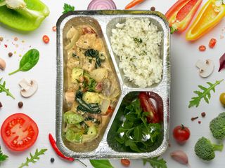 Семга со шпинатом и томатами с гарниром