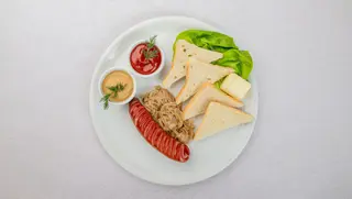 Kiełbaska z wody (1 szt.) + pieczywo, masło, musztarda i ketchup