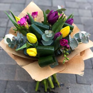 Buchetel cu frezii si lalele