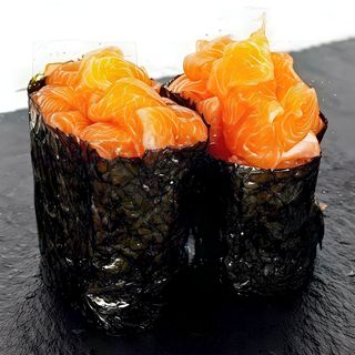 53. Gurkan Nigiri De Tartar De Salmón (2 Uds.)