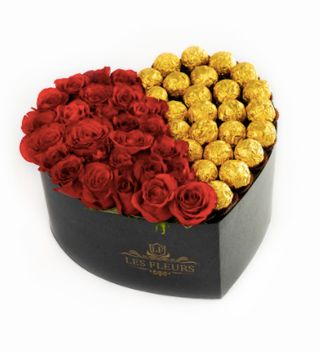 Corazón floral 9 rosas rojas y 9 bombones de chocolate