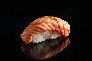 Nigiri opalony łosoś 2 szt.