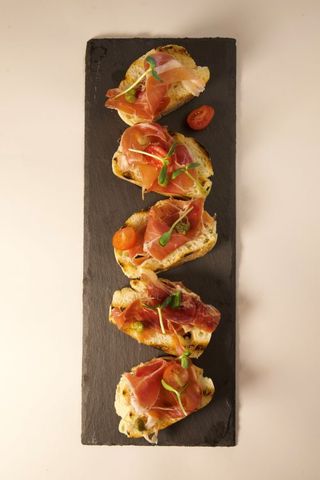 Брускети с прошуто