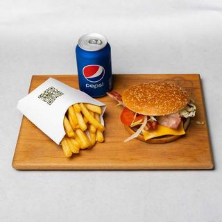 Chickenburger, pomfrit i sok