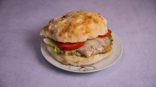 Batak u lepinji 200g + Pomfrit 150g + Coca-Cola 0.33l