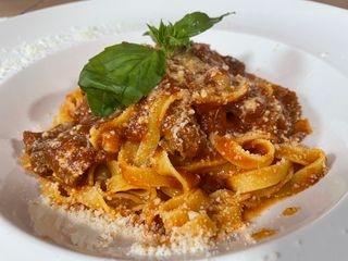 TAGLIATELLE AL RAGÙ NAPOLETANO