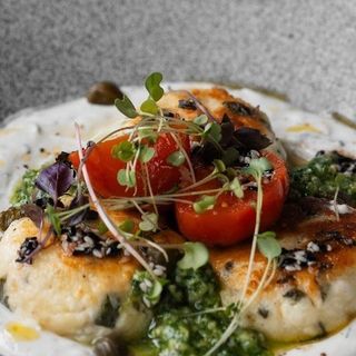 Сирники солоні з песто та тахіні