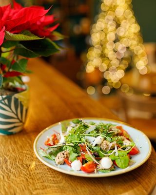 Салат з вяленими томатами та куркою