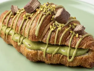 Croissant De Pistacho Y Huesitos