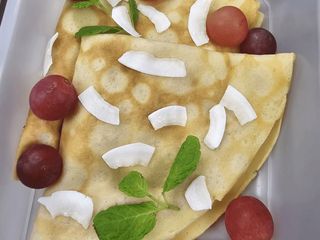 Naleśniki 2 szt z twarożkiem jagodowym, sos, owoce, orzechy