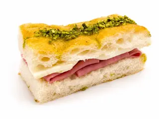 Focaccia mortadela y pesto