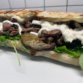 Saltimbocca Tagliata di carne, melanzane grigliate, provola e rucola